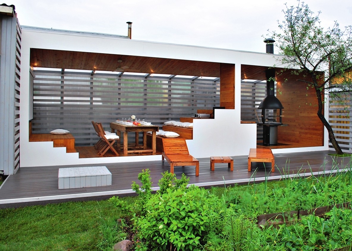 The space of the gazebo opens up into the plot and seems to enter into dialogue with the surrounding nature.