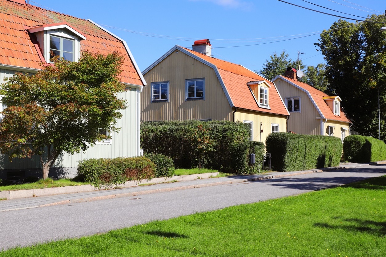 The habitus of a hedge must comply with existing standards and restrictions.